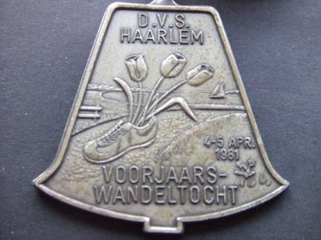 Wandelsportvereniging D.V.S Haarlem voorjaarstocht 1981 klomp met tulpen